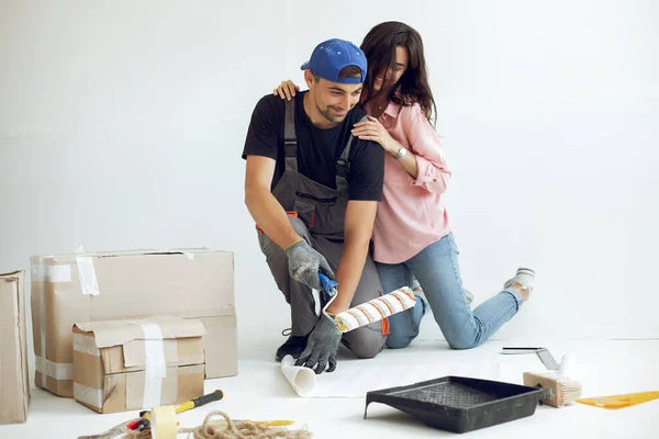 La familia joven y linda repara la habitación — Foto de Stock