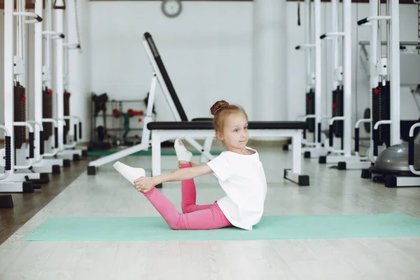 Küçük tatlı kız spor salonunda jimnastik yapıyor. — Stok fotoğraf