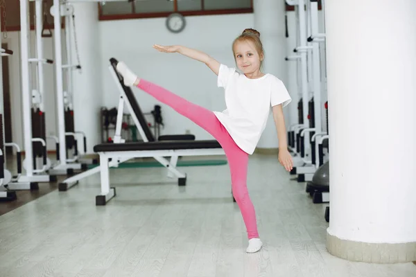 Cute little girl są zaangażowane w gimnastyce w siłowni — Zdjęcie stockowe