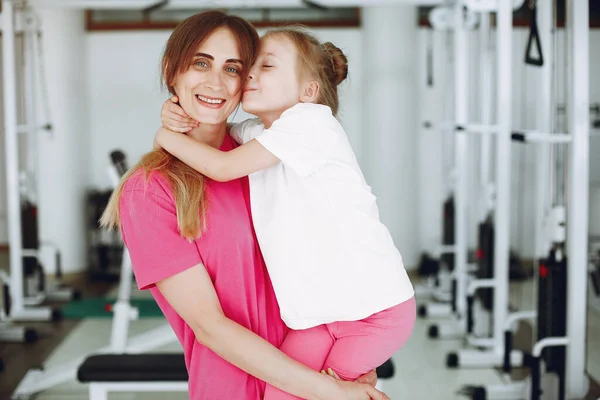 Mama cu fiica mică sunt angajate în gimnastică în sala de gimnastică — Fotografie, imagine de stoc