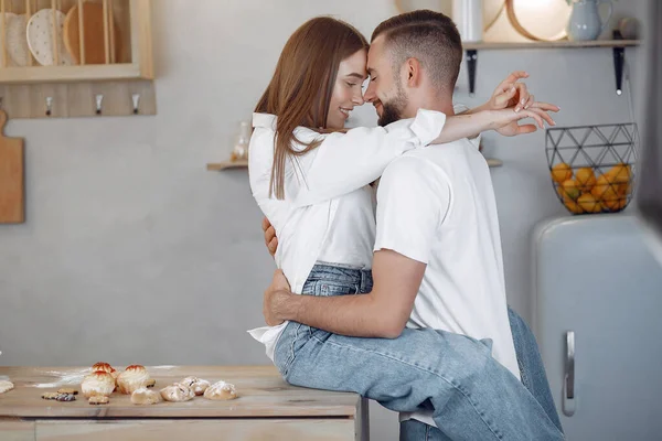 Beautiful couple spend time in a kitchen — Stock Photo, Image