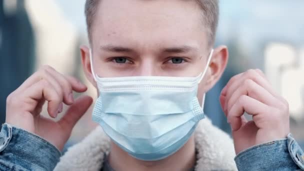 Um homem está espirrando e usando um respirador para proteger do vírus — Vídeo de Stock