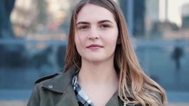 Jonge vrouw die buiten staat niest en draagt een wegwerpmasker — Stockvideo
