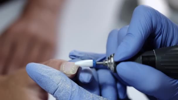 Detailní záběr kosmetických rukou čištění ženských nehtů — Stock video