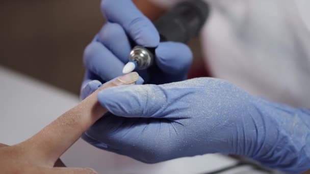 Крупный план косметолога, чистящего ногти клиенткам — стоковое видео