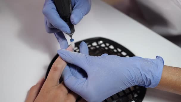 Primer plano de esteticista manos limpieza mujeres clientes uñas — Vídeo de stock