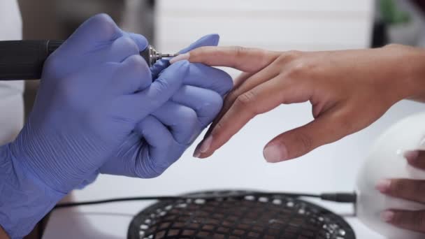 Närbild av kosmetolog händer rengöring kvinnliga kunder naglar — Stockvideo