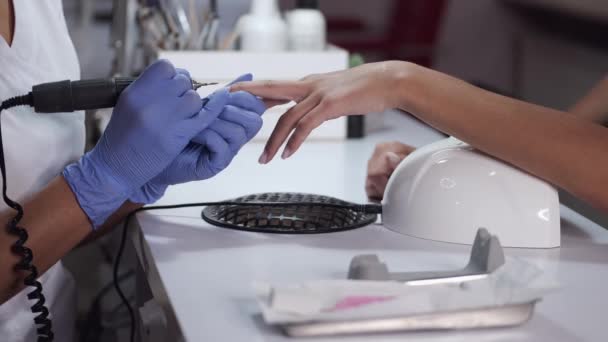 Közelkép a kozmetikus kezek tisztító női ügyfelek körmök — Stock videók
