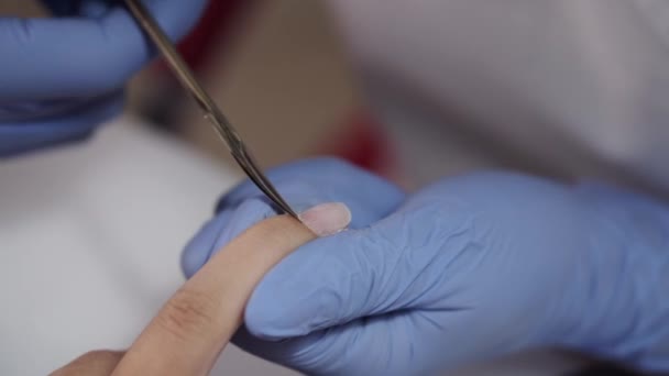 Close-up de mãos esteticistas limpeza de unhas usando tesoura — Vídeo de Stock