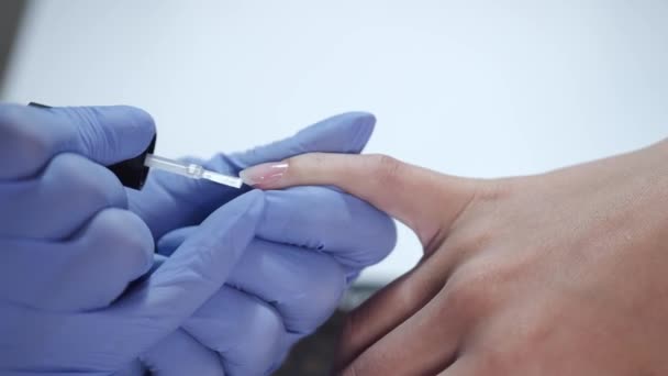 Close-up Ausrichtung der Nagelplatte durch Nagelkünstler im Salon — Stockvideo