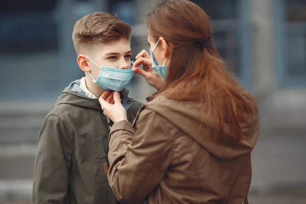 Un ragazzo e una madre indossano maschere protettive — Foto Stock