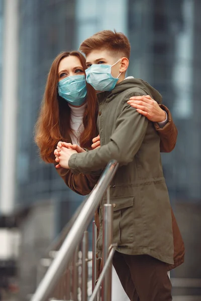 Moeder en zoon dragen wegwerpmaskers. — Stockfoto