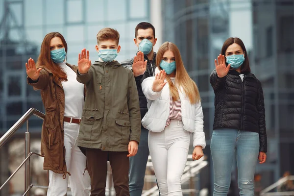 Las personas que usan máscaras protectoras están mostrando señal de stop por las manos — Foto de Stock