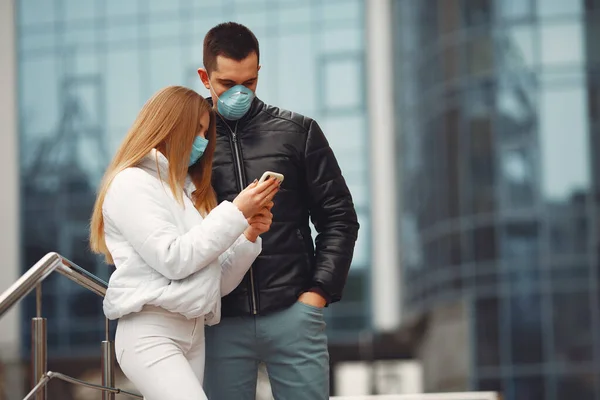 Novio y novia están haciendo selfie y usando máscaras desechables —  Fotos de Stock