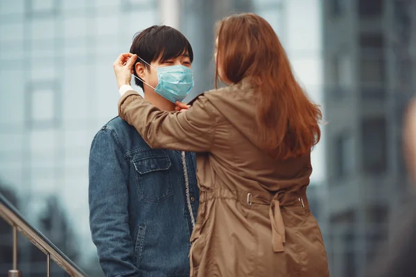 Una mujer y un hombre chino llevan máscaras protectoras. —  Fotos de Stock