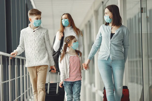Las personas en el aeropuerto están usando máscaras para protegerse del virus —  Fotos de Stock
