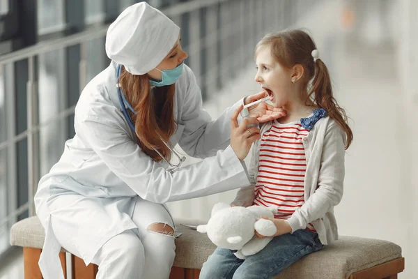 El médico con una máscara ahorra antiséptico en la garganta para un niño — Foto de Stock