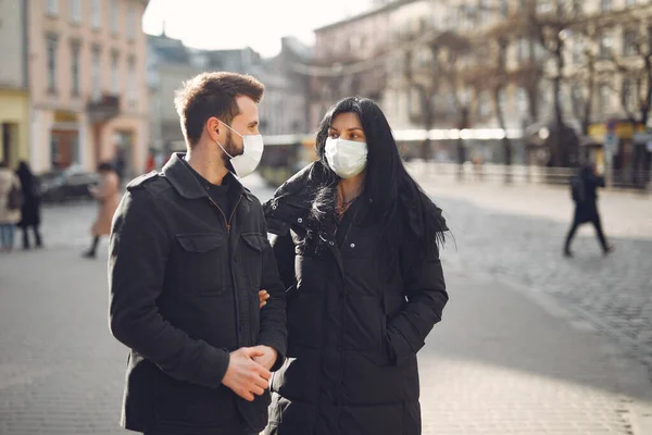 La gente con máscaras se para en la calle —  Fotos de Stock