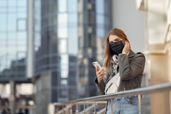 Mujer con máscara se para en la calle —  Fotos de Stock