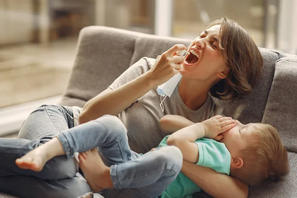 Mutter mit kleinem Sohn sitzt zu Hause auf Bürgschaft — Stockfoto