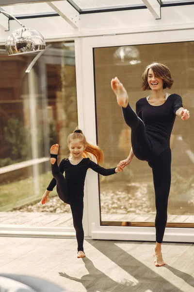 Mujer con hija se dedica a la gimnasia — Foto de Stock