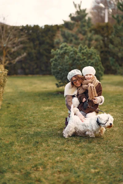 Madre con figlia cammina con un cane — Foto Stock