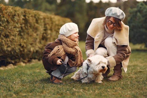 Moeder met dochter loopt met een hond — Stockfoto