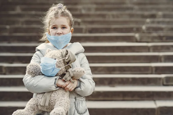 Klein kind loopt buiten in een masker — Stockfoto