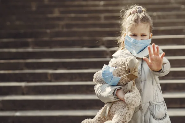 Klein kind loopt buiten in een masker — Stockfoto