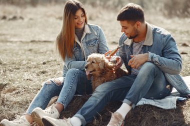 Bahar tarlasında kot pantolon giymiş sevimli bir çift.