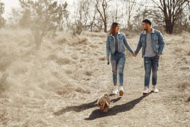 Bahar tarlasında kot pantolon giymiş sevimli bir çift.