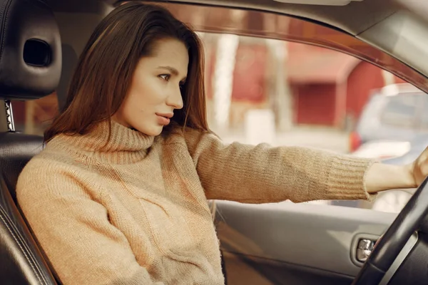 Элегантная деловая женщина, сидящая в машине — стоковое фото