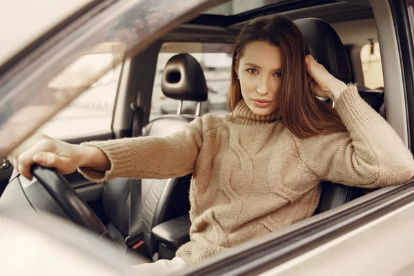 Mulher de negócios elegante sentado em um carro — Fotografia de Stock