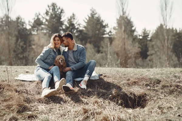 Roztomilý pár v džínách oblečení na jarním poli — Stock fotografie