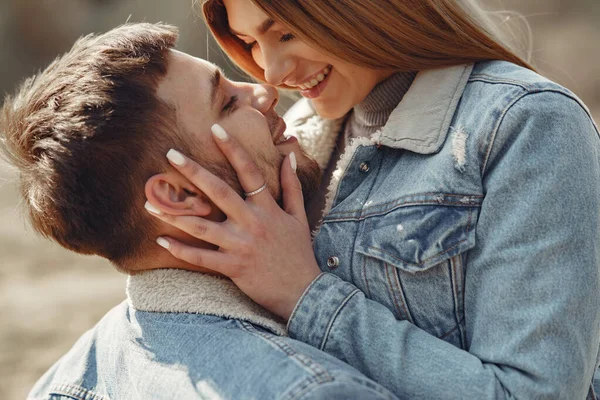 Couple mignon dans un jean vêtements dans un champ de printemps — Photo