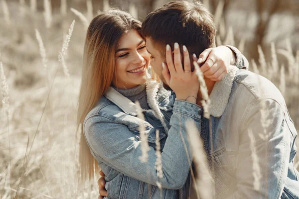 Couple mignon dans un jean vêtements dans un champ de printemps — Photo