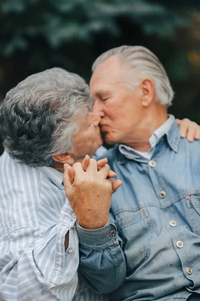 Hermosa pareja de ancianos pasaron tiempo juntos en un parque — Foto de Stock