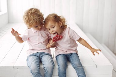 Şirin çocuklar stüdyoda şekerle eğleniyor.