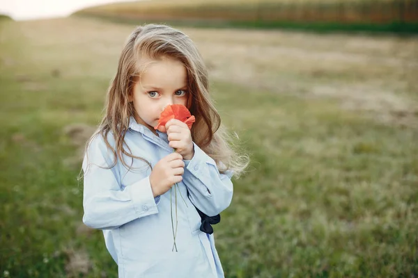 Cute little girl w letniej dziedzinie — Zdjęcie stockowe