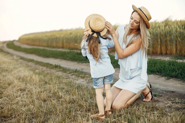 Moeder met dochter spelen in een zomer veld — Stockfoto