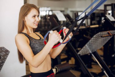 Güzel bir kız bir spor salonunda nişanlanıyor.