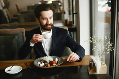 Ofiste çalışan şık bir işadamı.
