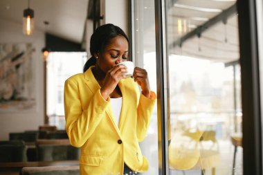 Ofiste çalışan şık bir iş kadını.