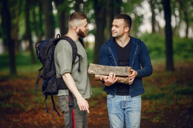 İki arkadaş yaz ormanında dinleniyor.