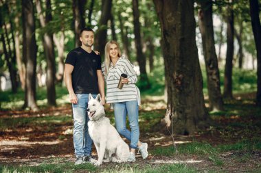 Güzel bir çift yaz ormanında vakit geçirir.