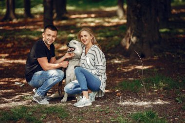 Güzel bir çift yaz ormanında vakit geçirir.