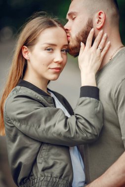 Güzel bir çift yaz ormanında vakit geçirir.