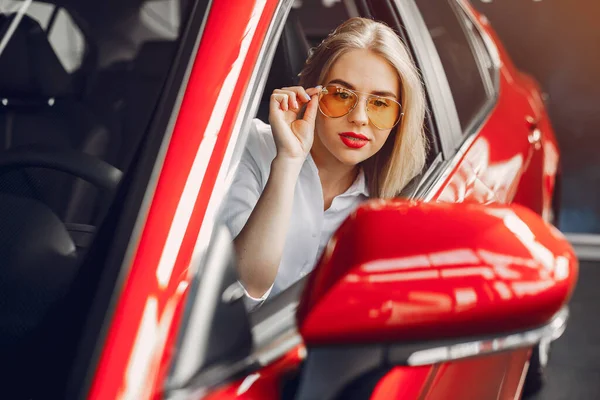 Mulher elegante em um salão de beleza — Fotografia de Stock