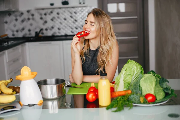 Sport-lány a konyhában, zöldségekkel — Stock Fotó