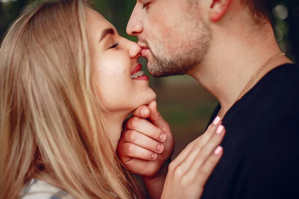 Beautiful couple spend time on a summer forest — Stock Photo, Image